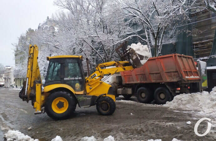 Снегопад по-одесски: как чистят Дерибасовскую (фото, видео)