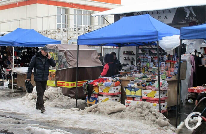 На одесском Привозе после снегопада: сугробы и «озера» – торговле не помеха (фото)