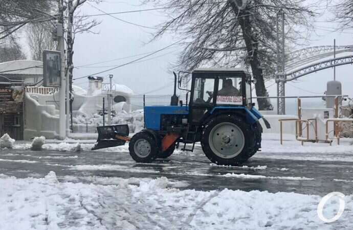 Аркадия в снегу, трактор
