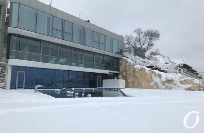 Аркадия в снегу, здание