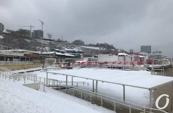 Аркадия в снегу, ограждение