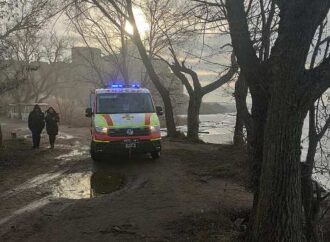 Под Одессой спасатели согнали 15 подростков с тонкого льда