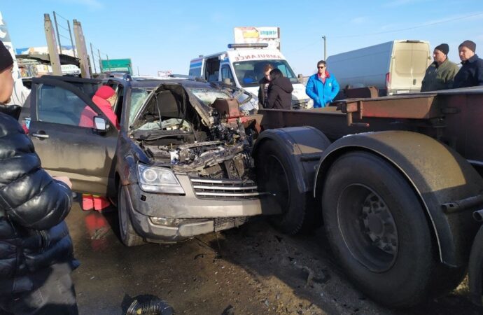 На трассе Одесса-Черноморск произошло серьезное ДТП, пострадавшего вырезали из машины (фото)