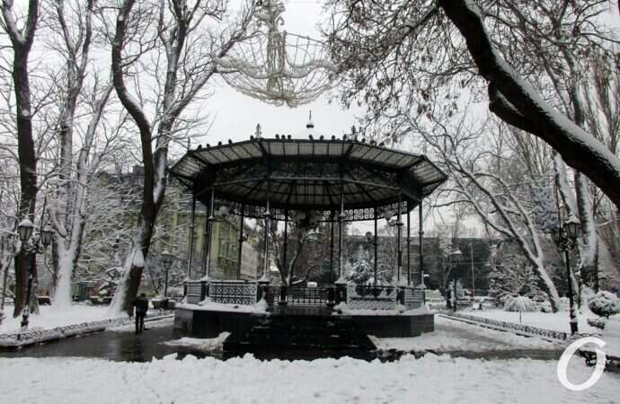 зима в центре Одессы, беседка