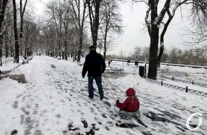 зима в центре Одессы, катание на санках