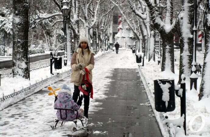 зима в центре Одессы, малыш