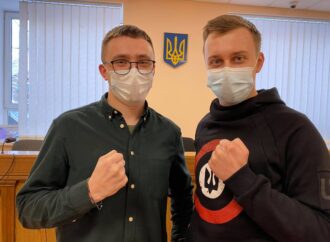 Суд отменил ночной арест одесского активиста Стерненко и передал его на поруки депутату