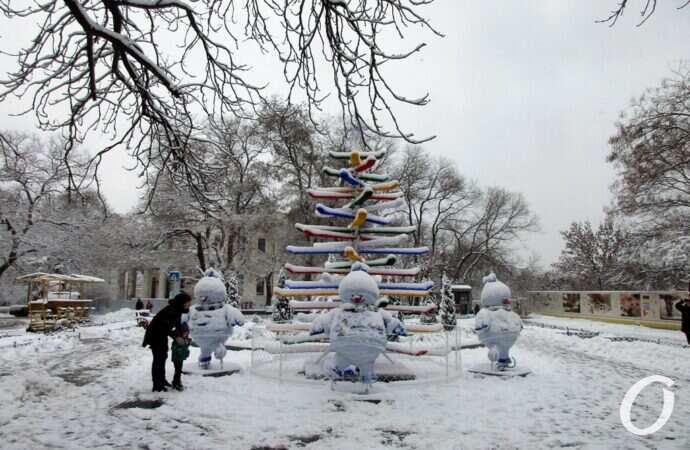 зима в центре Одессы, елка-лыжница