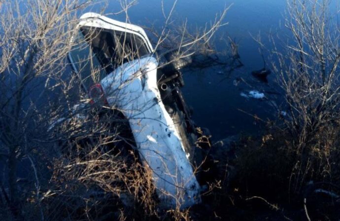 На одесской объездной слетела в озеро легковушка