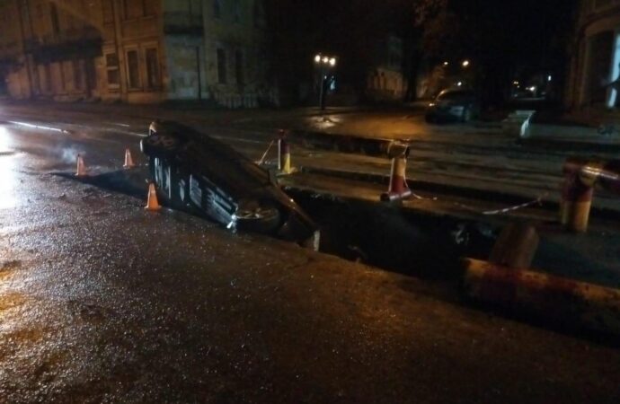 В Одессе легковушка влетела в оставленную коммунальщиками яму