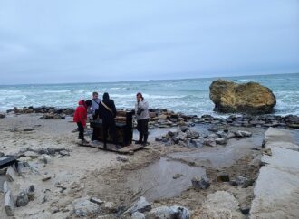 На одесском пляже у знаменитой желтой скалы установили пианино (фото)