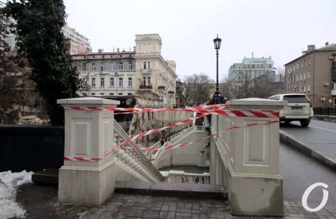 Домохрох в Канаве, ограждение