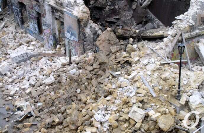 Домохрох в Канаве, камни