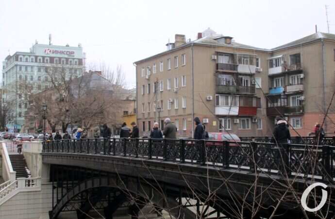 Домохрох в Канаве, зеваки