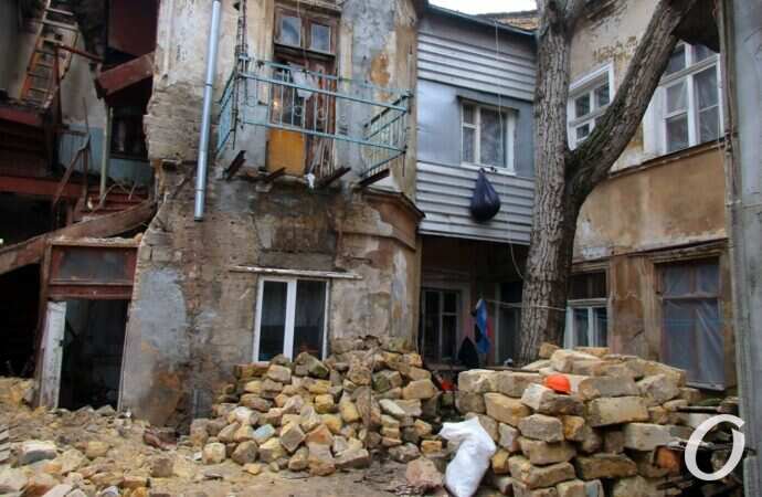 Обрушение стены дома на Нежинской