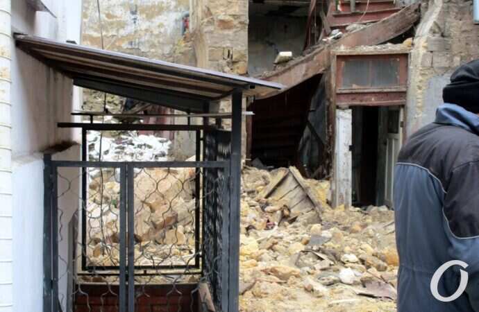 Обрушение на Нежинской, камни