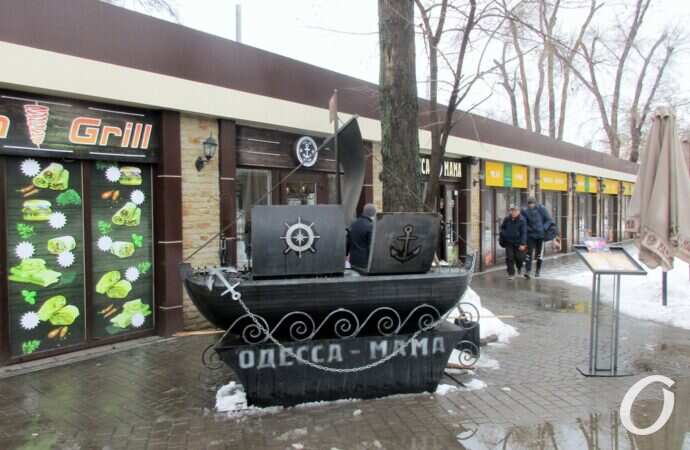 Старосенная площадь, кораблик