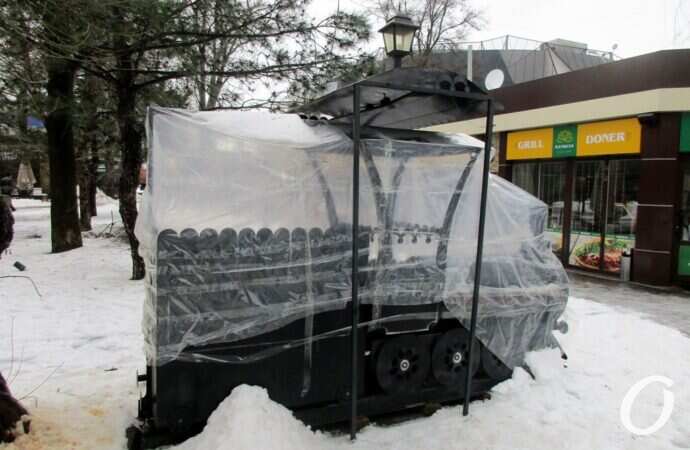 Старосенная площадь, жаровня-паровозик