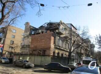 Обрушившийся памятник архитектуры на Канатной в Одессе обрастает новой кладкой (фото)