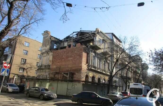 Обрушившийся памятник архитектуры на Канатной в Одессе обрастает новой кладкой (фото)