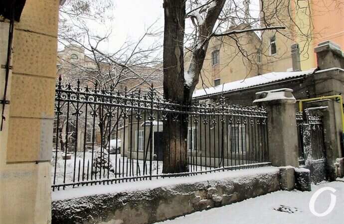 Улица Софиевская, резной забор