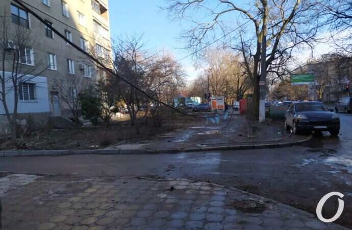 Провода, тротуар