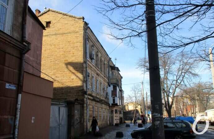 Высокий переулок, прохожий