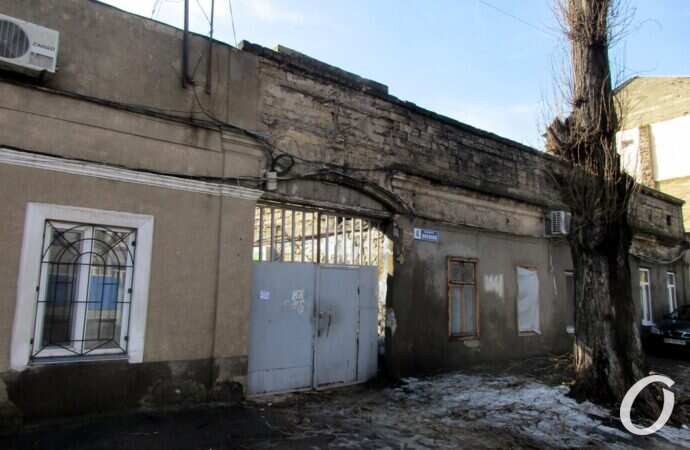 Высокий переулок, калитка