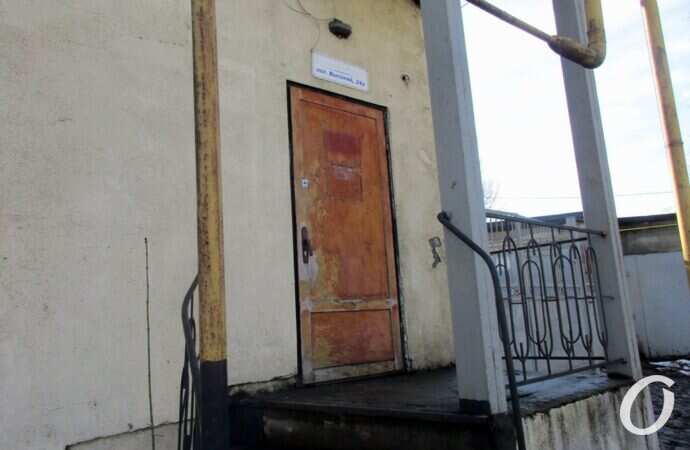 Высокий переулок, двери