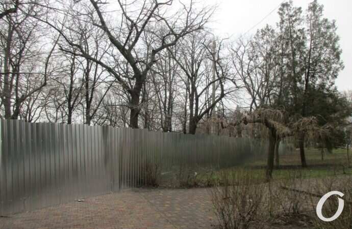 бульвар Жванецкого, деревья, забор