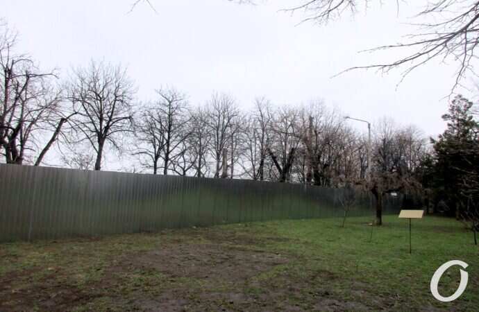 бульвар Жванецкого, забор