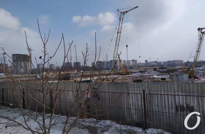 стройка у ипподрома, за забором