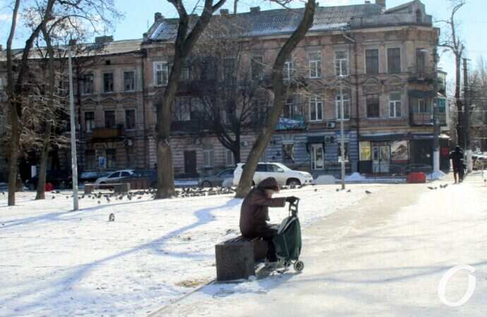 Старосенной сквер, женщина с сумкой
