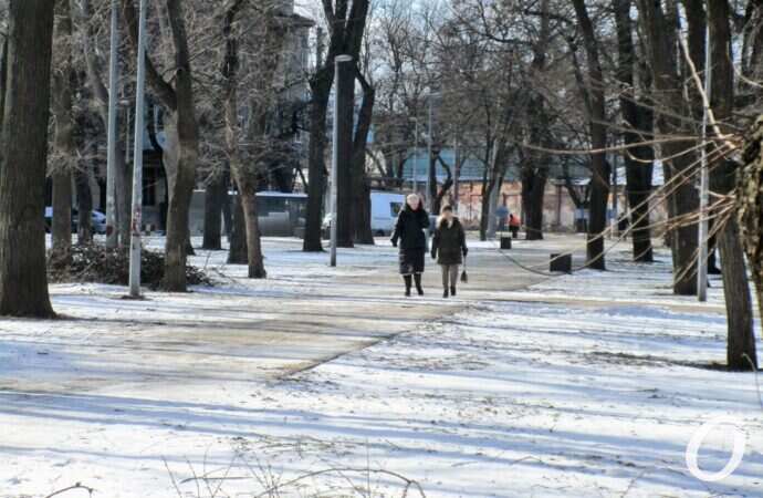 Старосенной сквер, прохожие