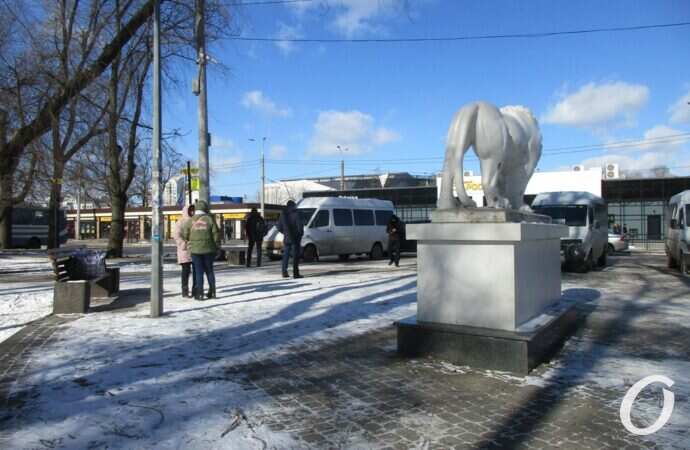 Старосенной сквер, лев, вид сзади