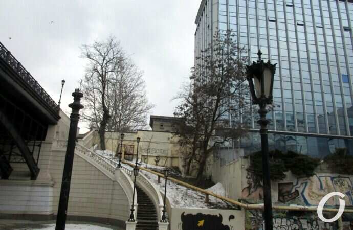 Деволановскмий спуск, обвал: здание, фонарь