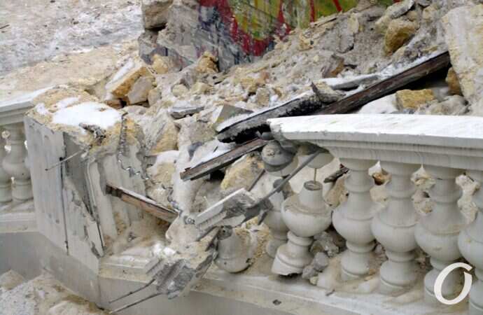 Деволановскмий спуск, обвал: разбитая балюстрада