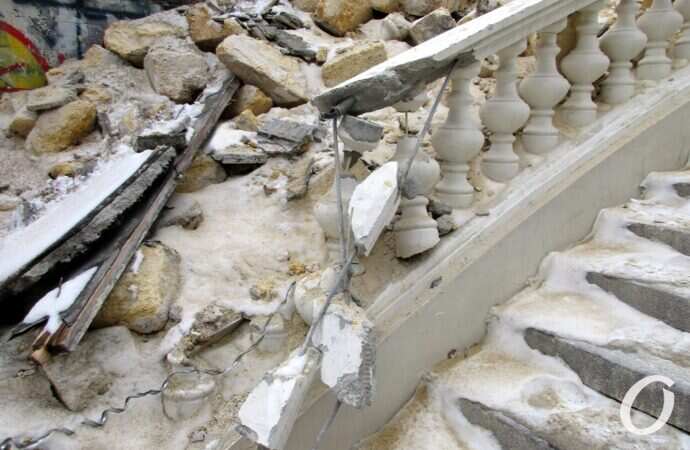 Деволановскмий спуск, обвал: разбитая лестница