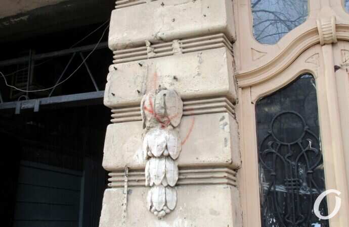 Дом с орлом-гигантом, стена