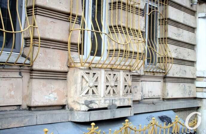 Дом с орлом-гигантом, окна