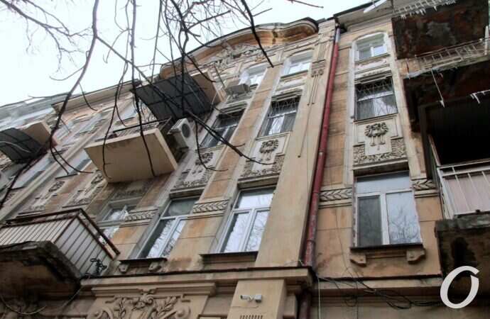 Дом с орлом-гигантом, вид снизу