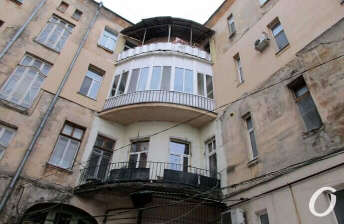 Дом с орлом-гигантом, фасад