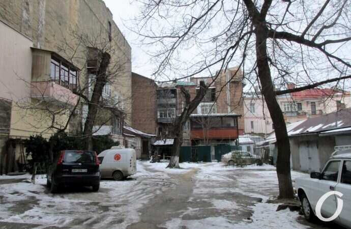 Дом с орлом-гигантом, двор