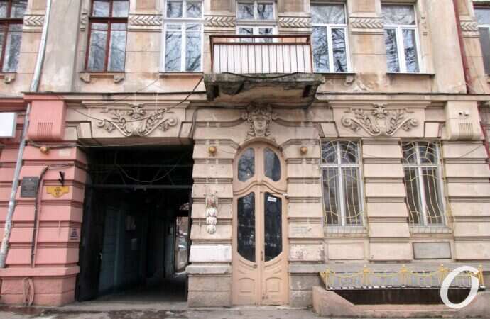 Дом с орлом-гигантом, арка