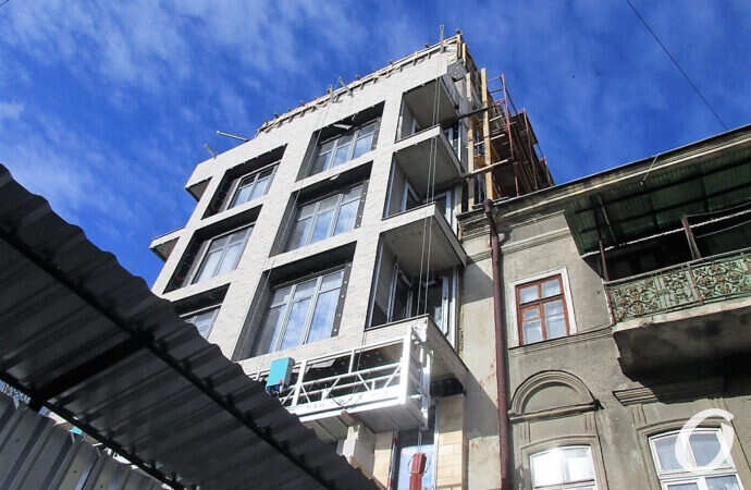 «Все законно»: в Одессе на Ришельевской над старым домом выросло новое строение (фото)