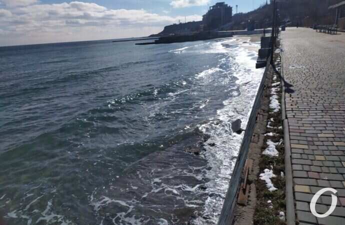 В Одессе затопило пляж13