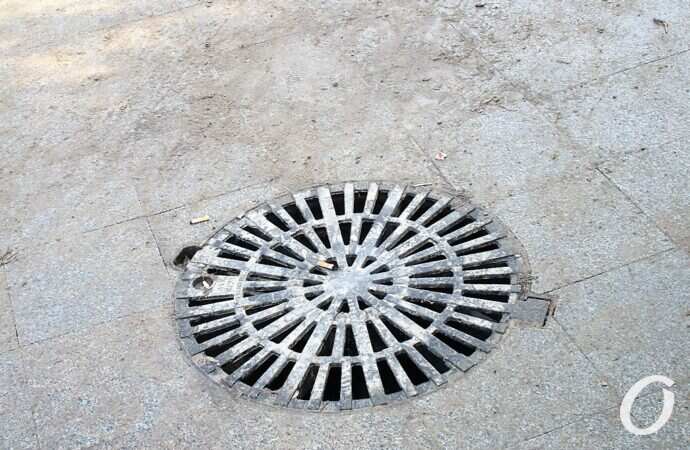 бульвар Жванецкого, люк