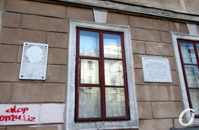 улица Пастера, окна, таблички