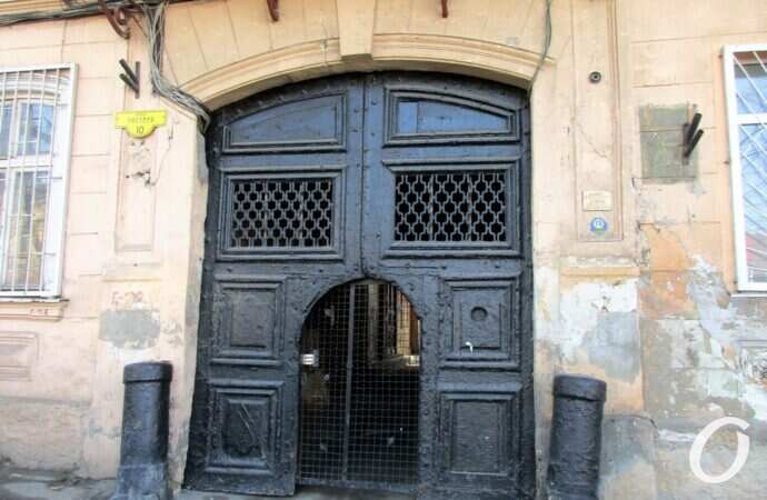 улица Пастера, ворота