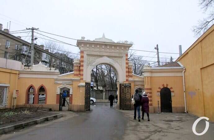 Мавританская арка, вид издали